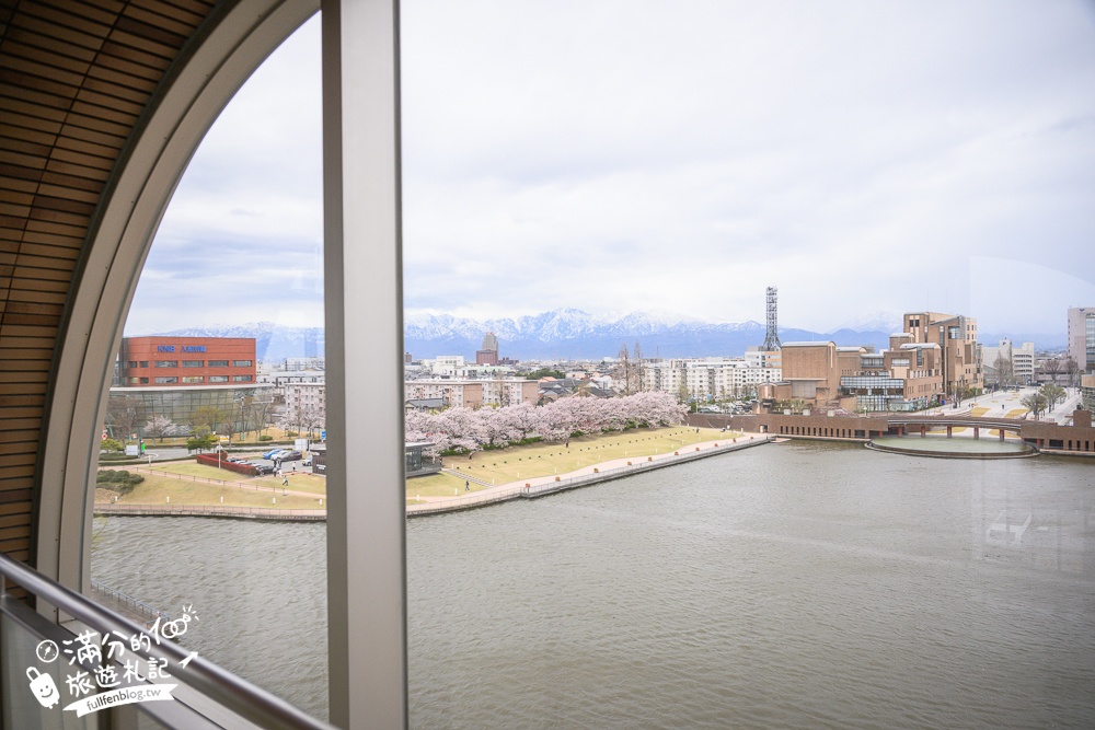 富山景點【星巴克富山環水公園店】世界最美星巴克！富岩運河環水公園全攻略,交通.櫻花季&必拍角度分享!