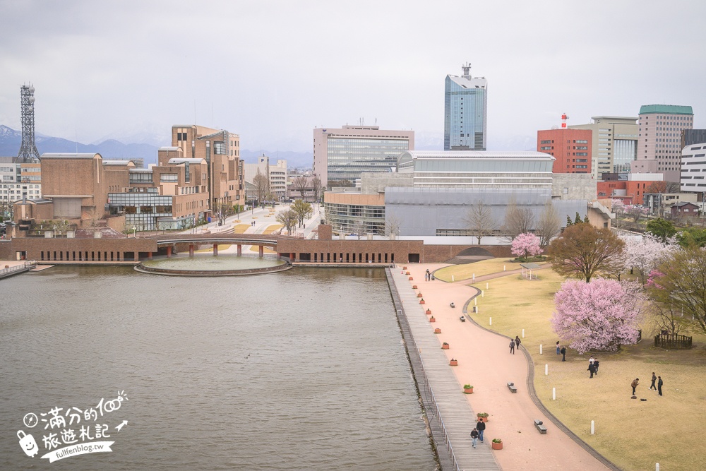 富山景點【星巴克富山環水公園店】世界最美星巴克！富岩運河環水公園全攻略,交通.櫻花季&必拍角度分享!