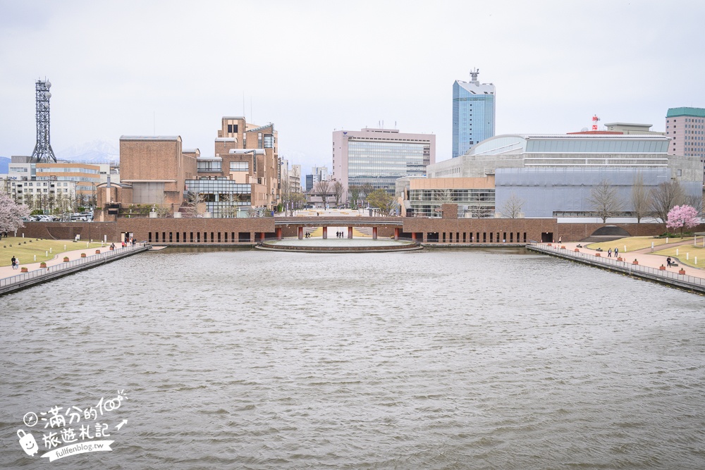 富山景點【星巴克富山環水公園店】世界最美星巴克！富岩運河環水公園全攻略,交通.櫻花季&必拍角度分享!
