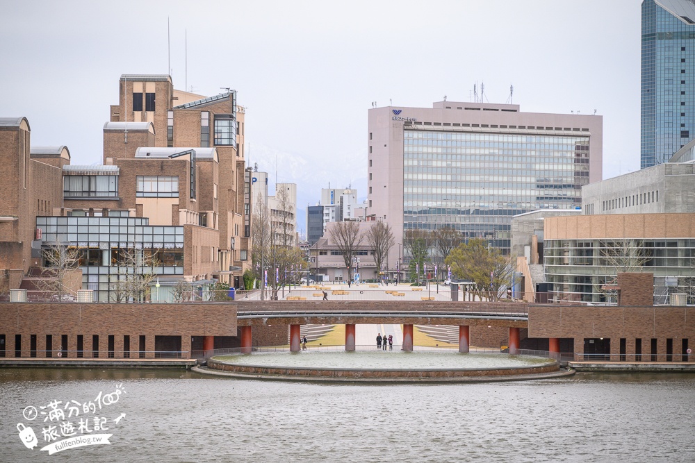 富山景點【星巴克富山環水公園店】世界最美星巴克！富岩運河環水公園全攻略,交通.櫻花季&必拍角度分享!