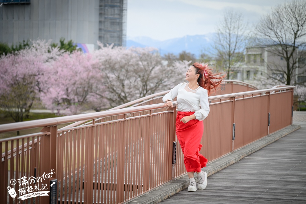 富山景點【星巴克富山環水公園店】世界最美星巴克！富岩運河環水公園全攻略,交通.櫻花季&必拍角度分享!
