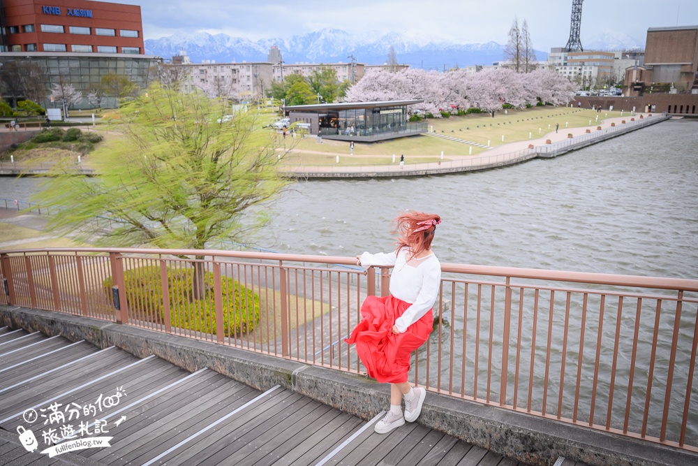 富山景點【星巴克富山環水公園店】世界最美星巴克！富岩運河環水公園全攻略,交通.櫻花季&必拍角度分享!