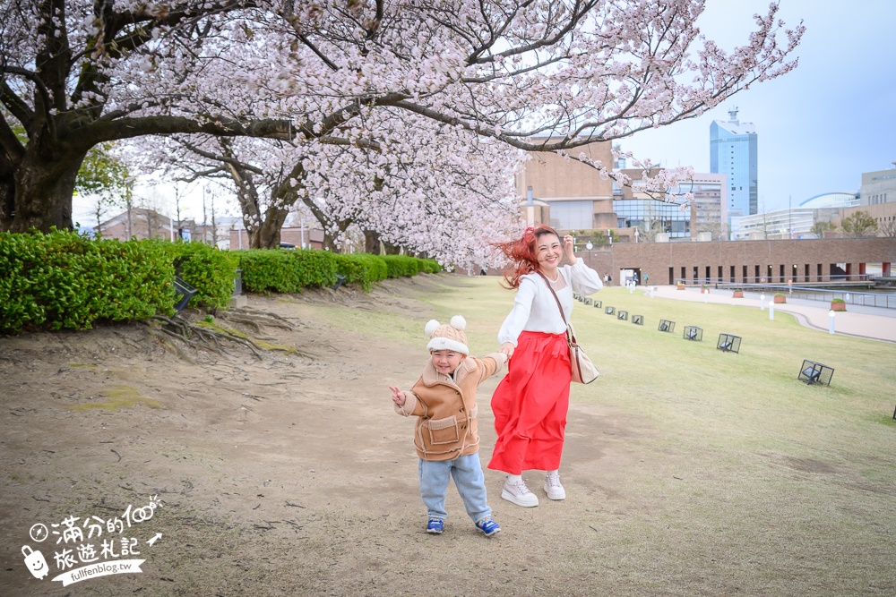 富山景點【星巴克富山環水公園店】世界最美星巴克！富岩運河環水公園全攻略,交通.櫻花季&必拍角度分享!