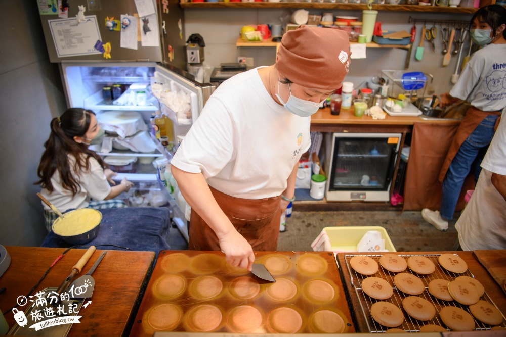 苗栗【雙峰草堂】隱身山林間的銅鑼燒玻璃茶屋.職人手作銅鑼燒,還能欣賞油桐花!