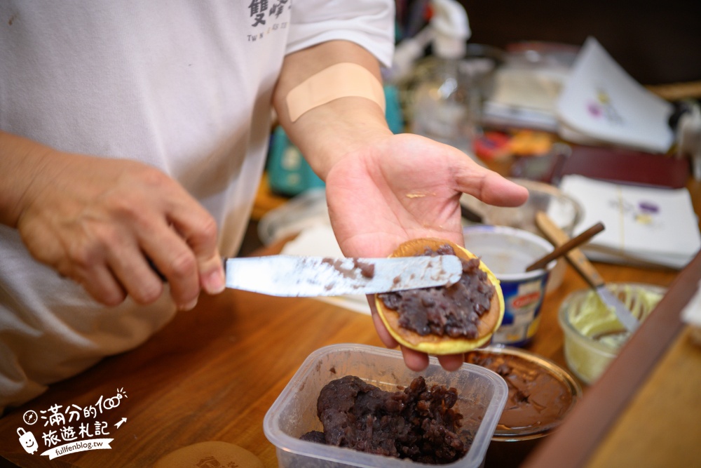 苗栗【雙峰草堂】隱身山林間的銅鑼燒玻璃茶屋.職人手作銅鑼燒,還能欣賞油桐花!