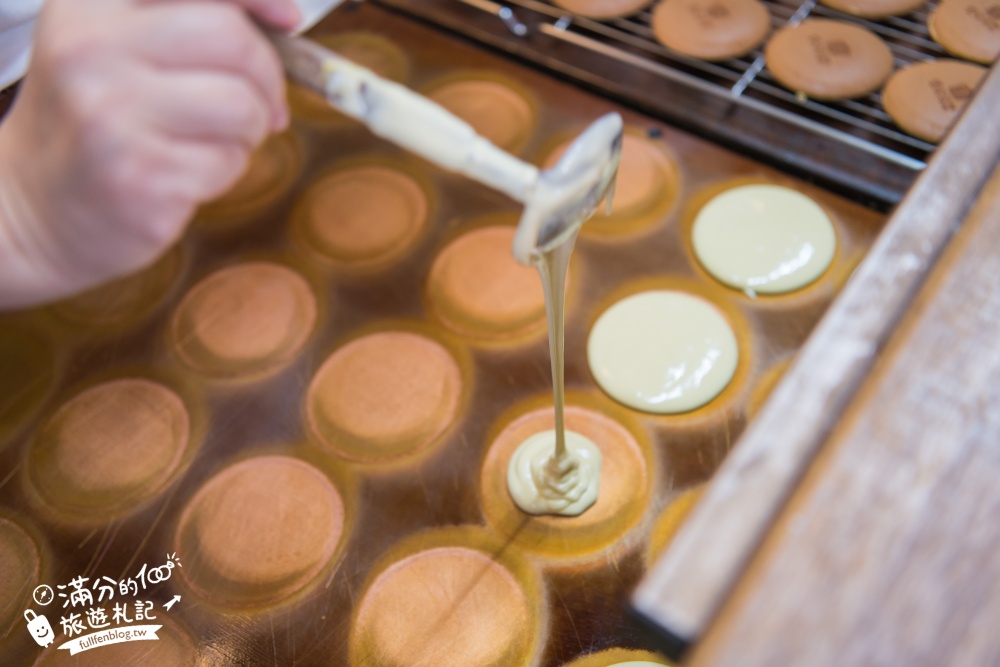 苗栗【雙峰草堂】隱身山林間的銅鑼燒玻璃茶屋.職人手作銅鑼燒,還能欣賞油桐花!