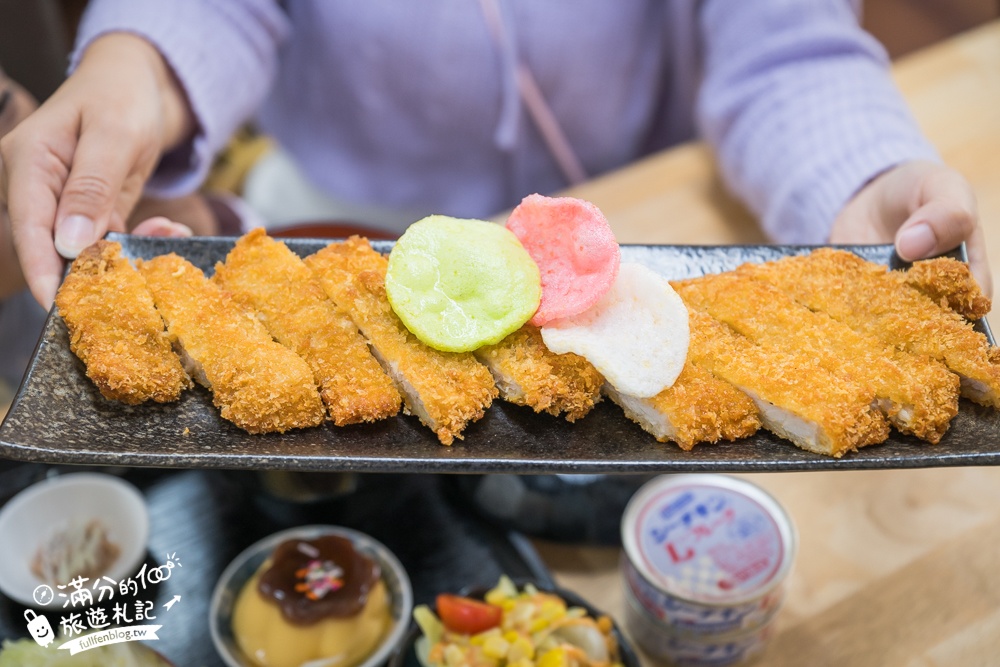 彰化火車站美食【秋本家】浮誇系平價日式定食.天守閣城堡&車輪都上桌,還有超狂30公分黃金炸豬排!