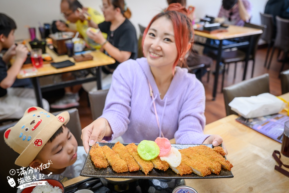 彰化火車站美食【秋本家】浮誇系平價日式定食.天守閣城堡&車輪都上桌,還有超狂30公分黃金炸豬排!