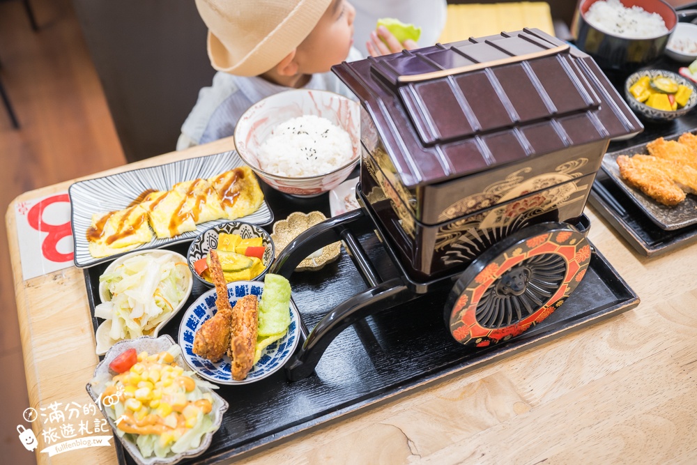 彰化火車站美食【秋本家】浮誇系平價日式定食.天守閣城堡&車輪都上桌,還有超狂30公分黃金炸豬排!