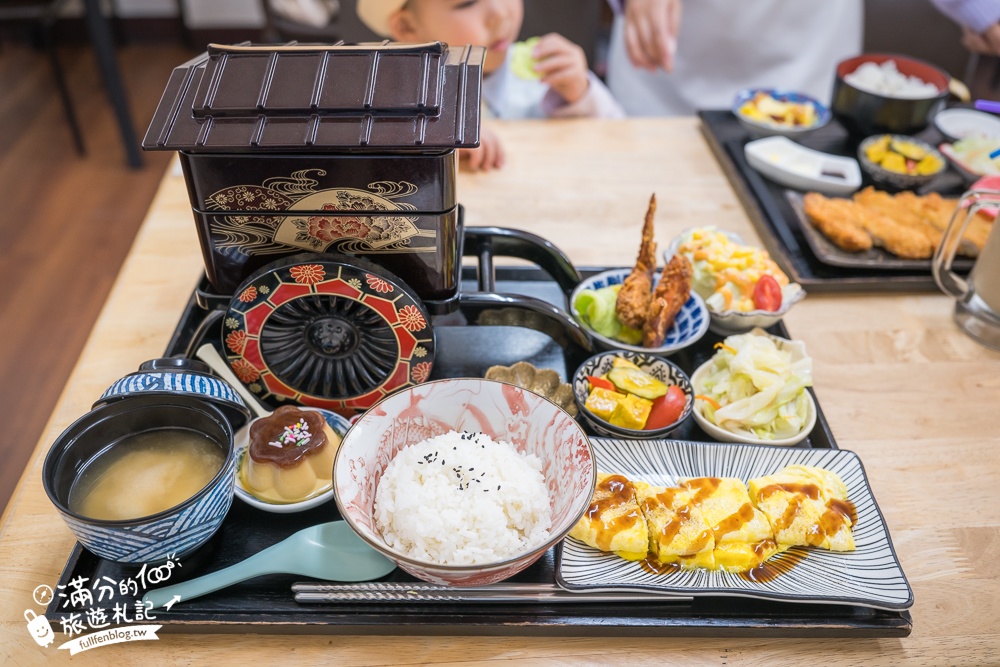 彰化火車站美食【秋本家】浮誇系平價日式定食.天守閣城堡&車輪都上桌,還有超狂30公分黃金炸豬排!