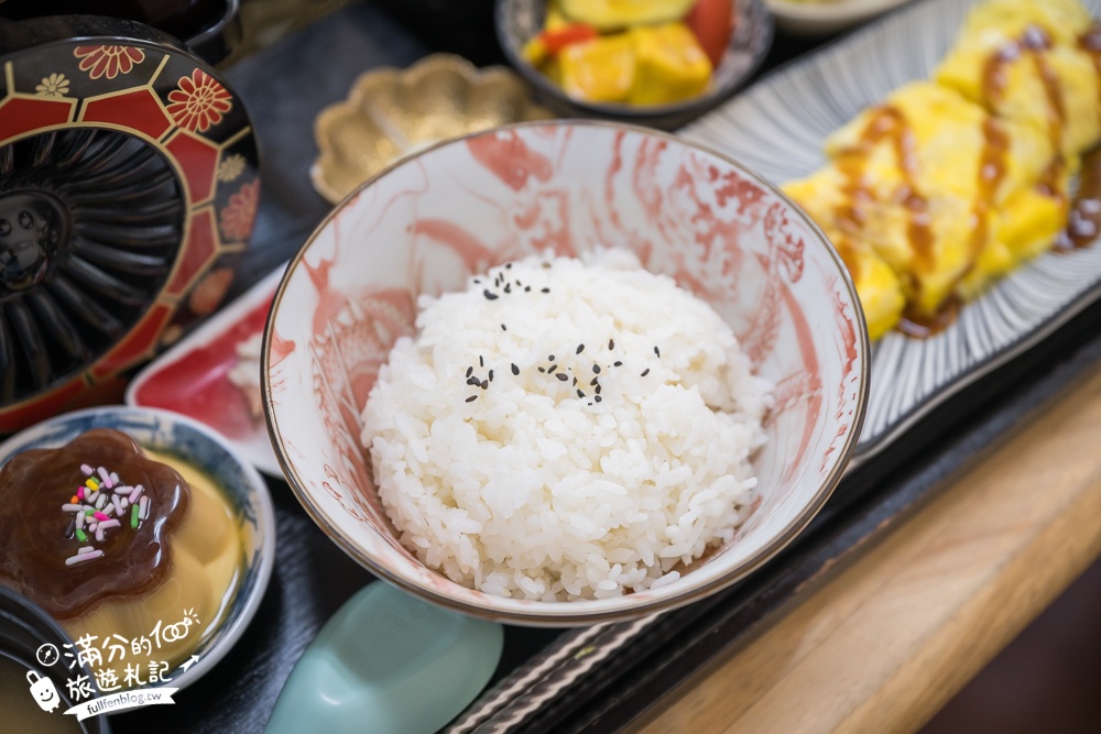 彰化火車站美食【秋本家】浮誇系平價日式定食.天守閣城堡&車輪都上桌,還有超狂30公分黃金炸豬排!