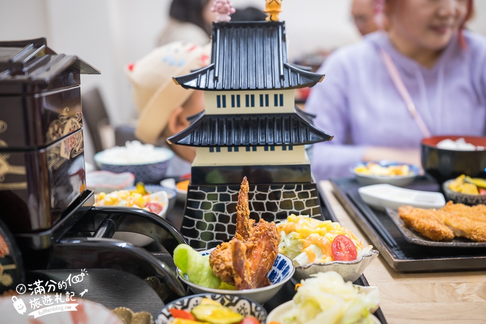 彰化火車站美食【秋本家】浮誇系平價日式定食.天守閣城堡&車輪都上桌,還有超狂30公分黃金炸豬排!