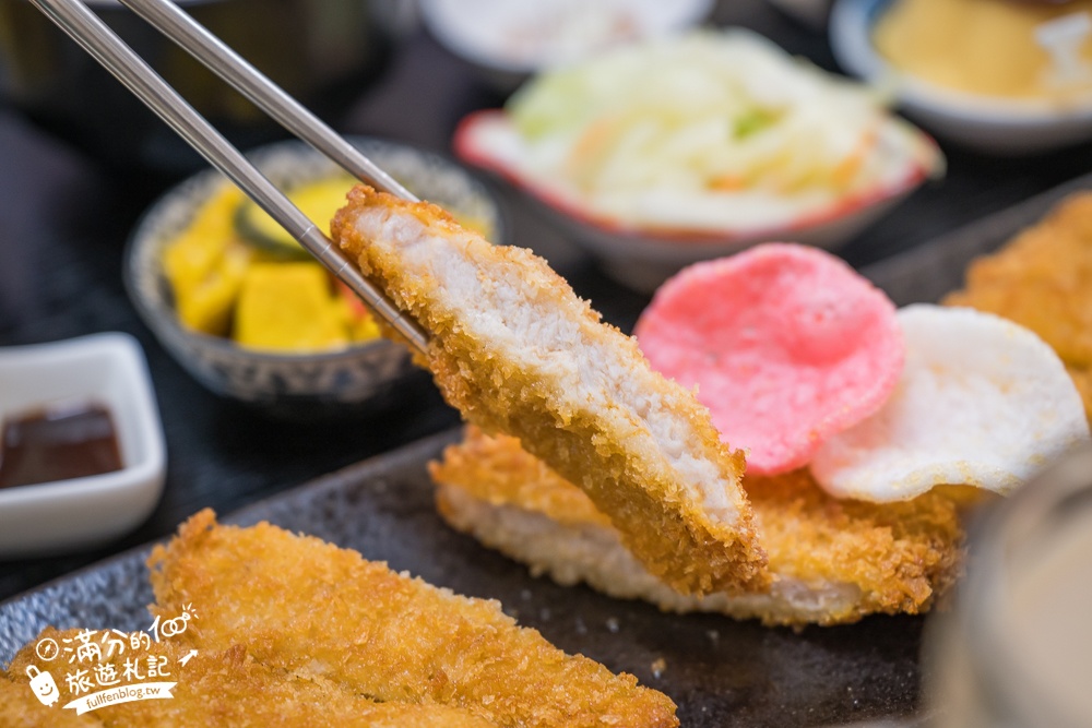 彰化火車站美食【秋本家】浮誇系平價日式定食.天守閣城堡&車輪都上桌,還有超狂30公分黃金炸豬排!