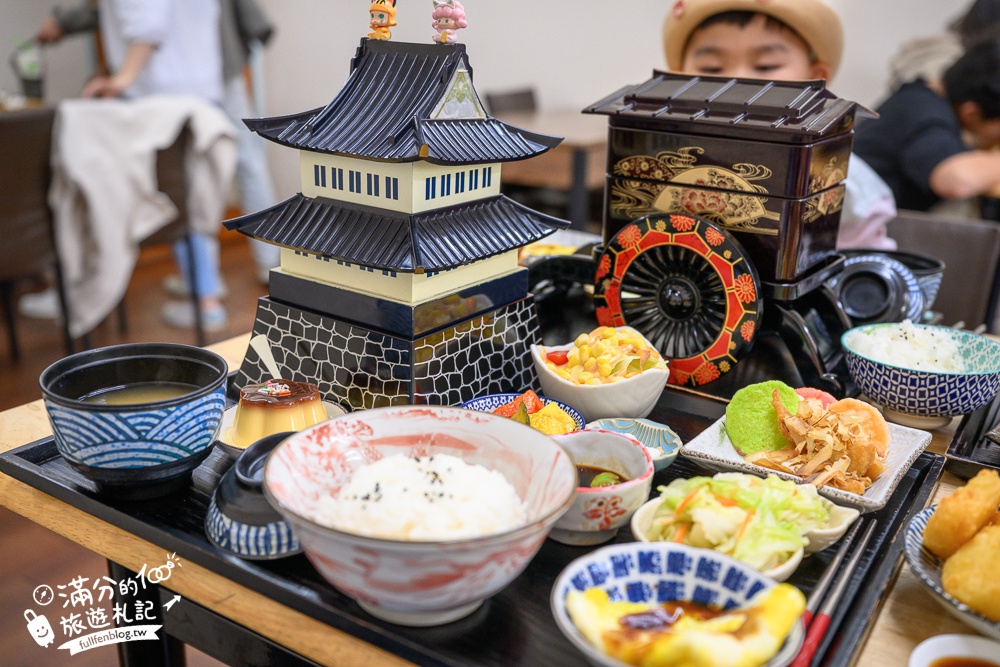 彰化火車站美食【秋本家】浮誇系平價日式定食.天守閣城堡&車輪都上桌,還有超狂30公分黃金炸豬排!
