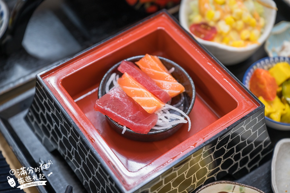 彰化火車站美食【秋本家】浮誇系平價日式定食.天守閣城堡&車輪都上桌,還有超狂30公分黃金炸豬排!