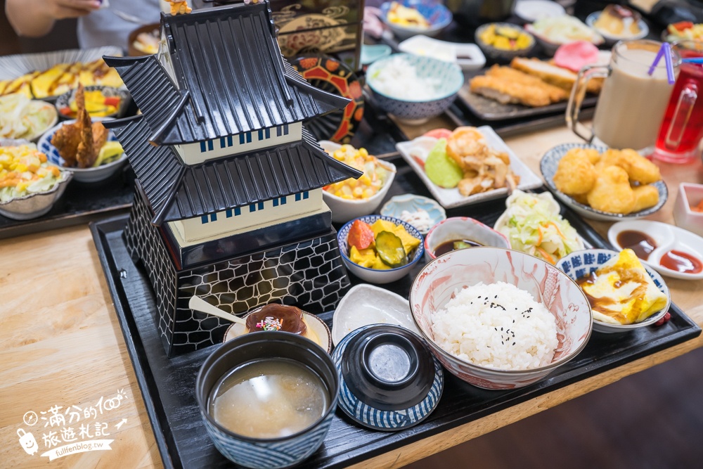 彰化火車站美食【秋本家】浮誇系平價日式定食.天守閣城堡&車輪都上桌,還有超狂30公分黃金炸豬排!