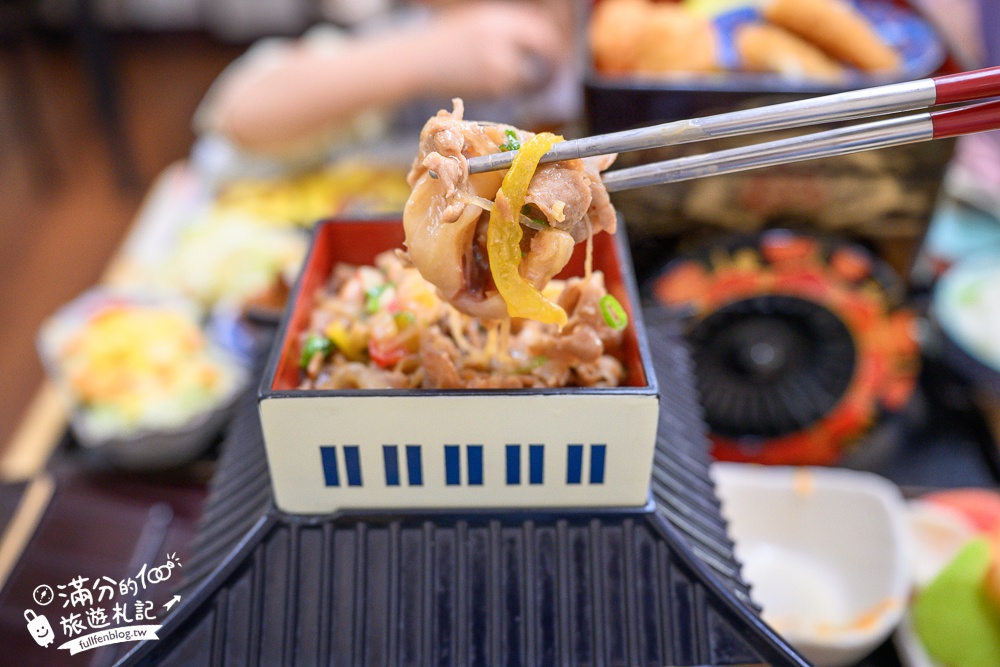 彰化火車站美食【秋本家】浮誇系平價日式定食.天守閣城堡&車輪都上桌,還有超狂30公分黃金炸豬排!