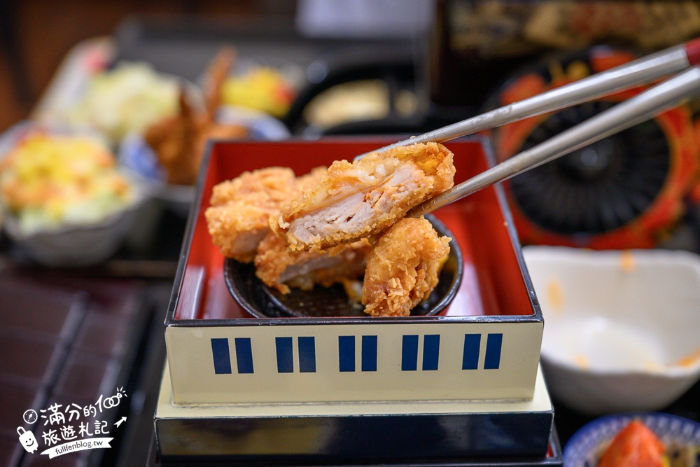 彰化火車站美食【秋本家】浮誇系平價日式定食.天守閣城堡&車輪都上桌,還有超狂30公分黃金炸豬排!