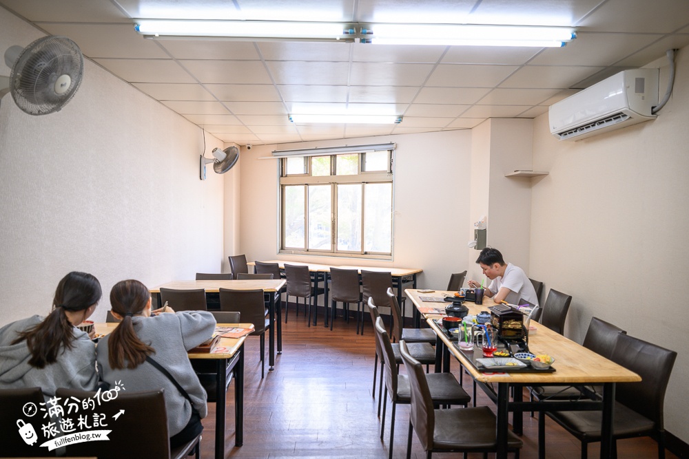 彰化火車站美食【秋本家】浮誇系平價日式定食.天守閣城堡&車輪都上桌,還有超狂30公分黃金炸豬排!