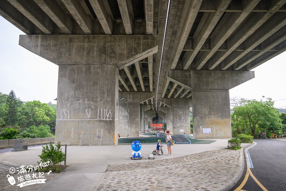 新竹【風火輪公園】高架橋下的賽道樂園！免門票&免日曬雨淋又刺激,滑步車迷必訪
