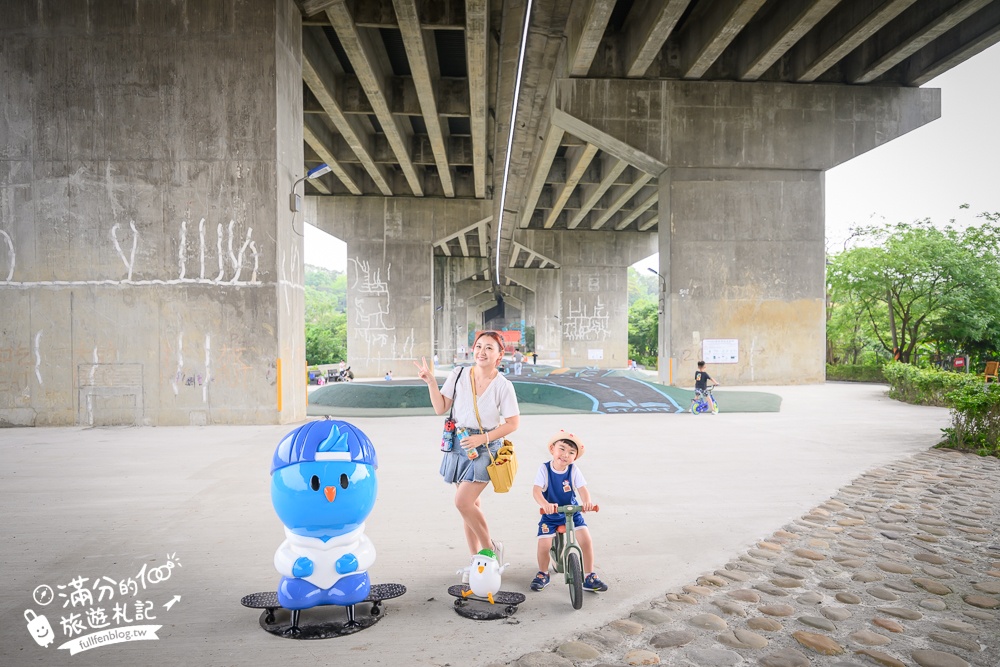 新竹【風火輪公園】高架橋下的賽道樂園！免門票&免日曬雨淋又刺激,滑步車迷必訪