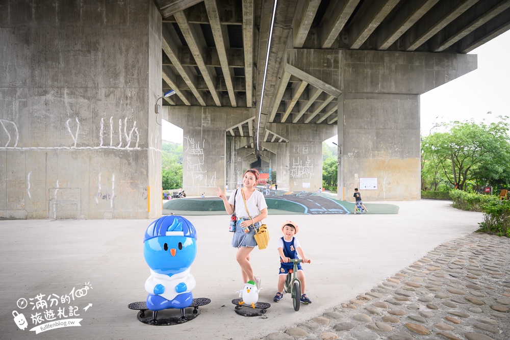 新竹【風火輪公園】高架橋下的賽道樂園！免門票&免日曬雨淋又刺激,滑步車迷必訪