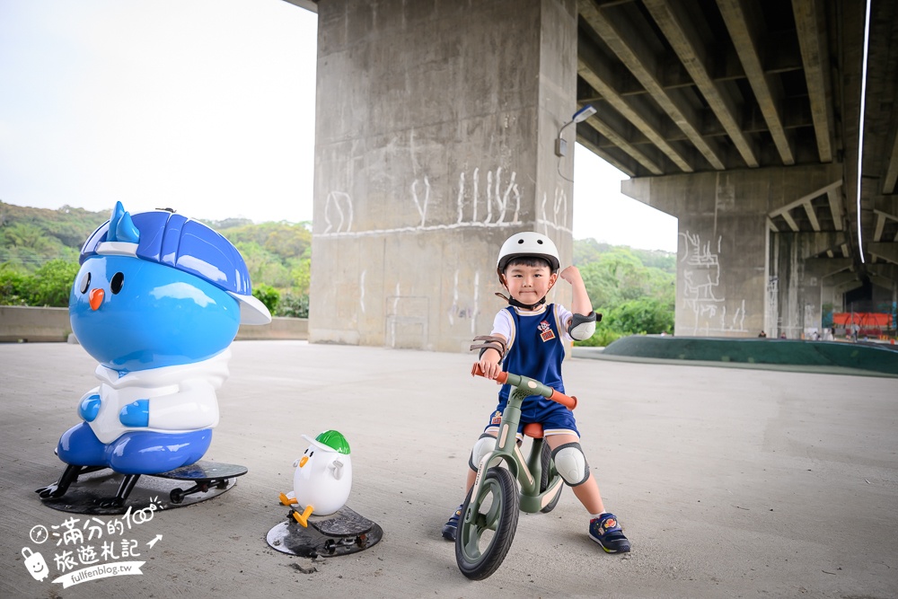 新竹【風火輪公園】高架橋下的賽道樂園！免門票&免日曬雨淋又刺激,滑步車迷必訪