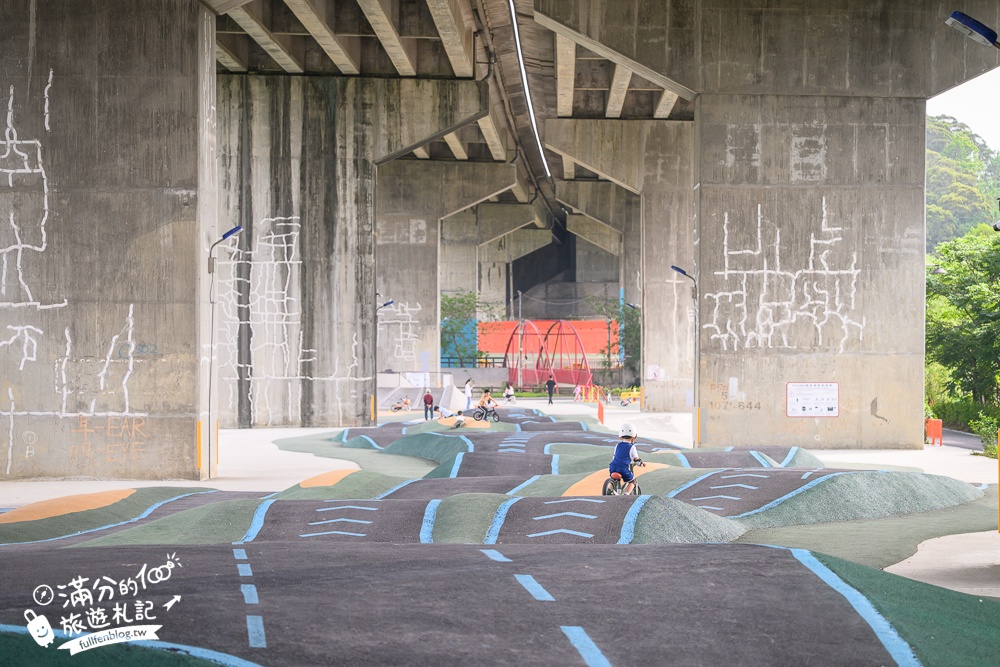 新竹【風火輪公園】高架橋下的賽道樂園！免門票&免日曬雨淋又刺激,滑步車迷必訪