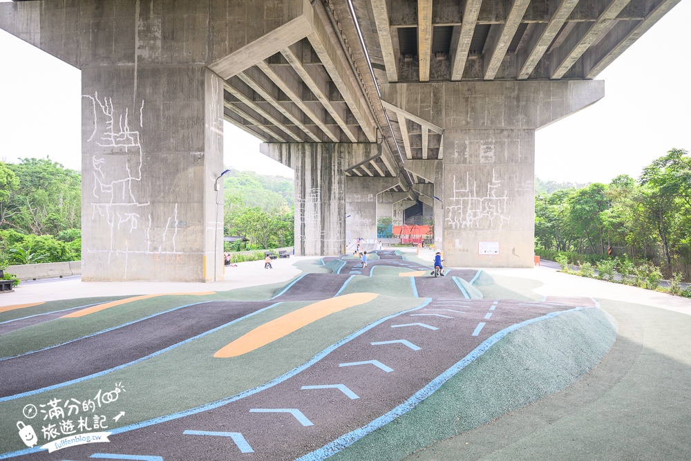 新竹【風火輪公園】高架橋下的賽道樂園！免門票&免日曬雨淋又刺激,滑步車迷必訪