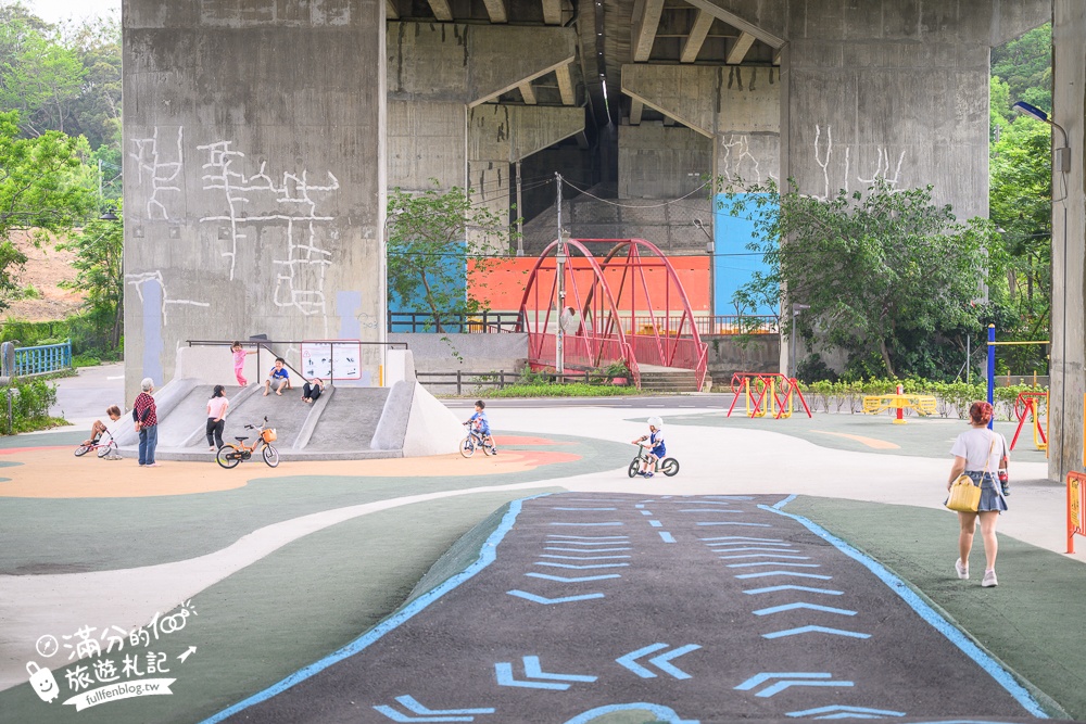 新竹【風火輪公園】高架橋下的賽道樂園！免門票&免日曬雨淋又刺激,滑步車迷必訪