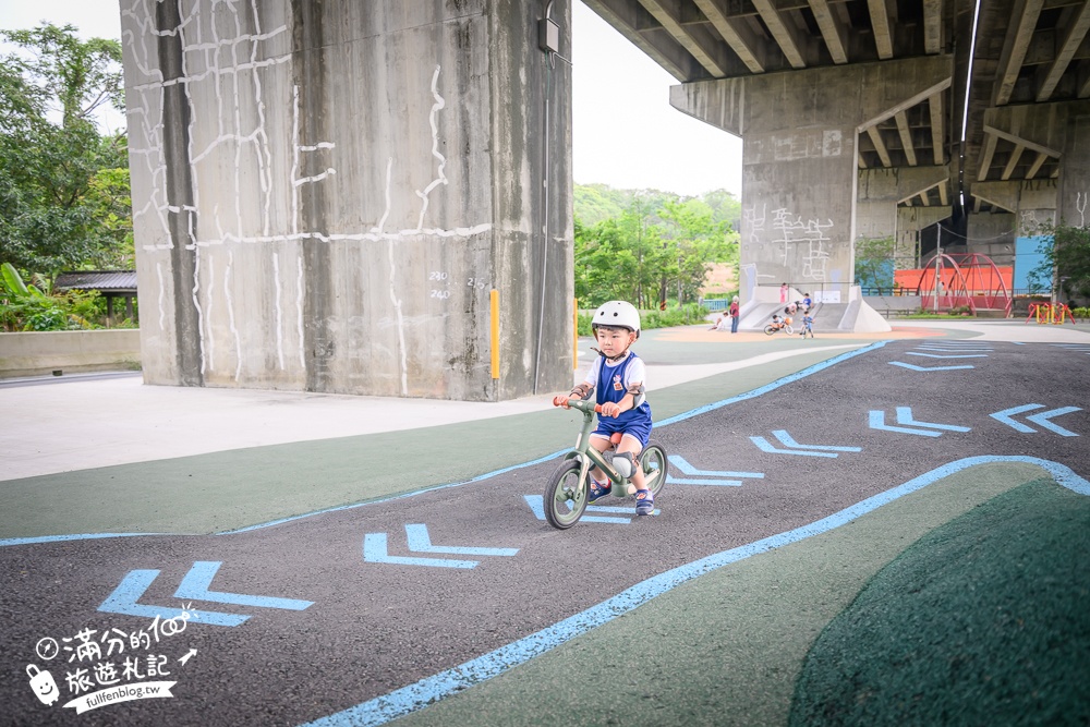 新竹【風火輪公園】高架橋下的賽道樂園！免門票&免日曬雨淋又刺激,滑步車迷必訪