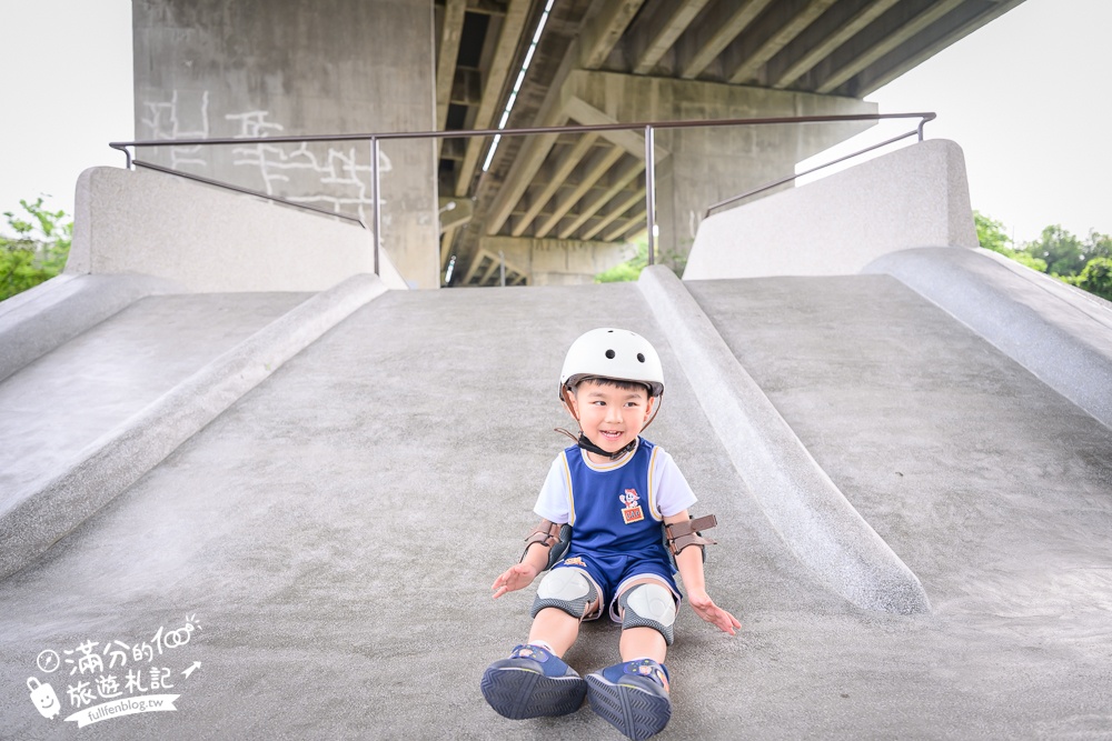 新竹【風火輪公園】高架橋下的賽道樂園！免門票&免日曬雨淋又刺激,滑步車迷必訪