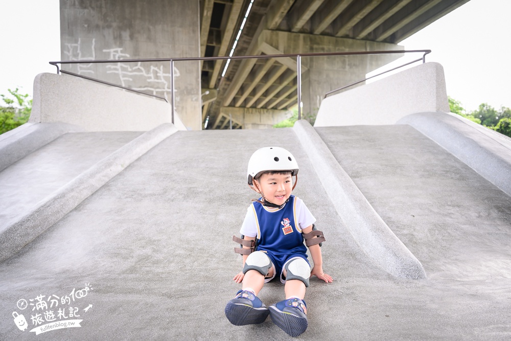新竹【風火輪公園】高架橋下的賽道樂園！免門票&免日曬雨淋又刺激,滑步車迷必訪