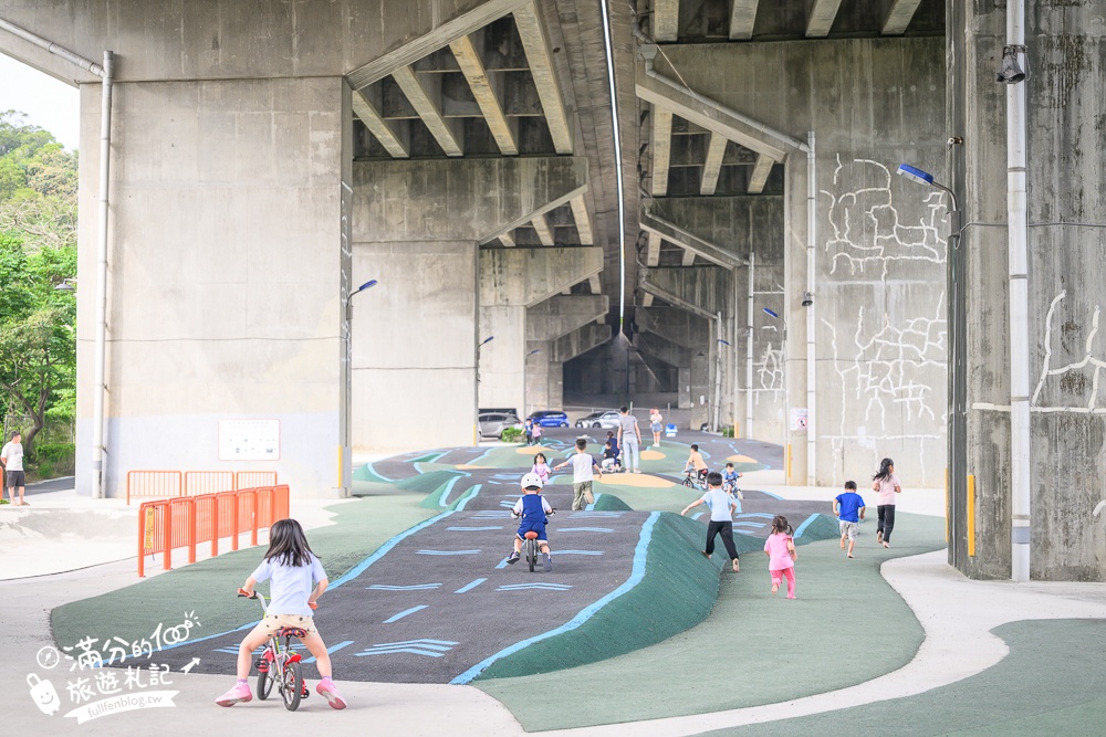 新竹【風火輪公園】高架橋下的賽道樂園！免門票&免日曬雨淋又刺激,滑步車迷必訪