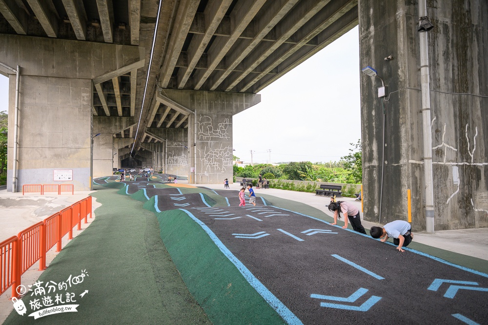 新竹【風火輪公園】高架橋下的賽道樂園！免門票&免日曬雨淋又刺激,滑步車迷必訪