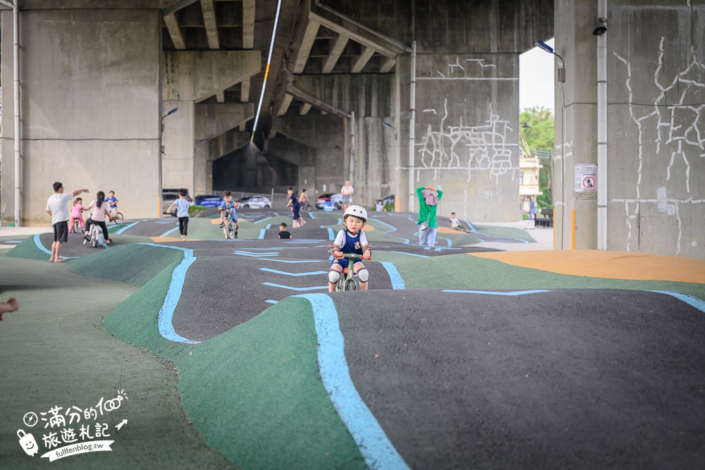 新竹【風火輪公園】高架橋下的賽道樂園！免門票&免日曬雨淋又刺激,滑步車迷必訪