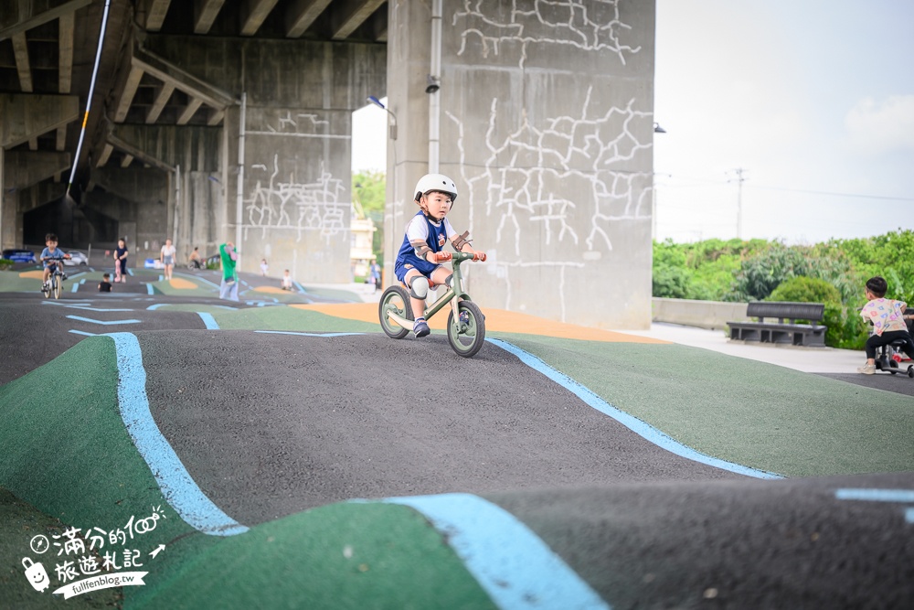 新竹【風火輪公園】高架橋下的賽道樂園！免門票&免日曬雨淋又刺激,滑步車迷必訪