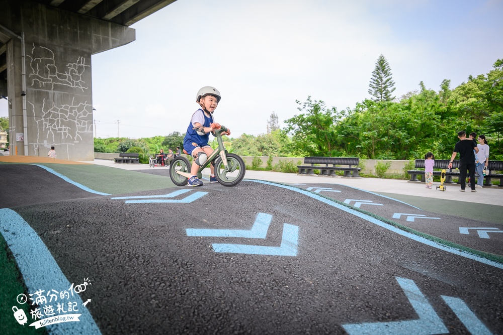 新竹【風火輪公園】高架橋下的賽道樂園！免門票&免日曬雨淋又刺激,滑步車迷必訪