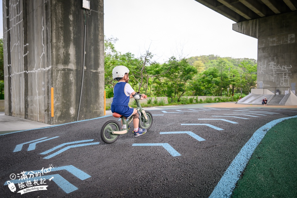 新竹【風火輪公園】高架橋下的賽道樂園！免門票&免日曬雨淋又刺激,滑步車迷必訪