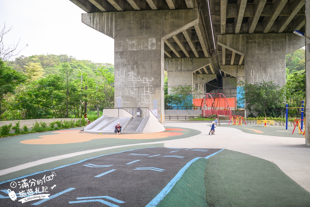 新竹【風火輪公園】高架橋下的賽道樂園！免門票&免日曬雨淋又刺激,滑步車迷必訪