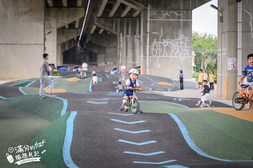 新竹【風火輪公園】高架橋下的賽道樂園！免門票&免日曬雨淋又刺激,滑步車迷必訪
