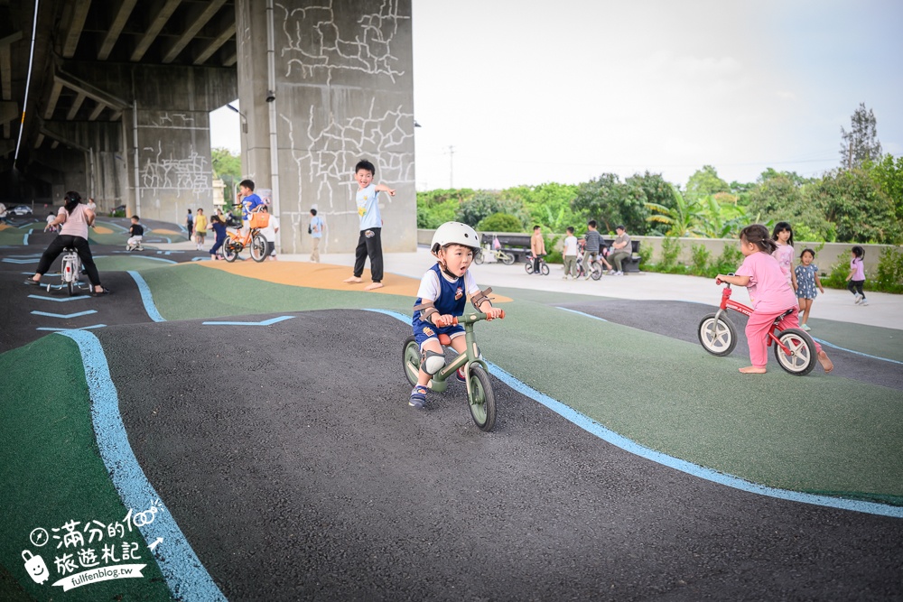 新竹【風火輪公園】高架橋下的賽道樂園！免門票&免日曬雨淋又刺激,滑步車迷必訪