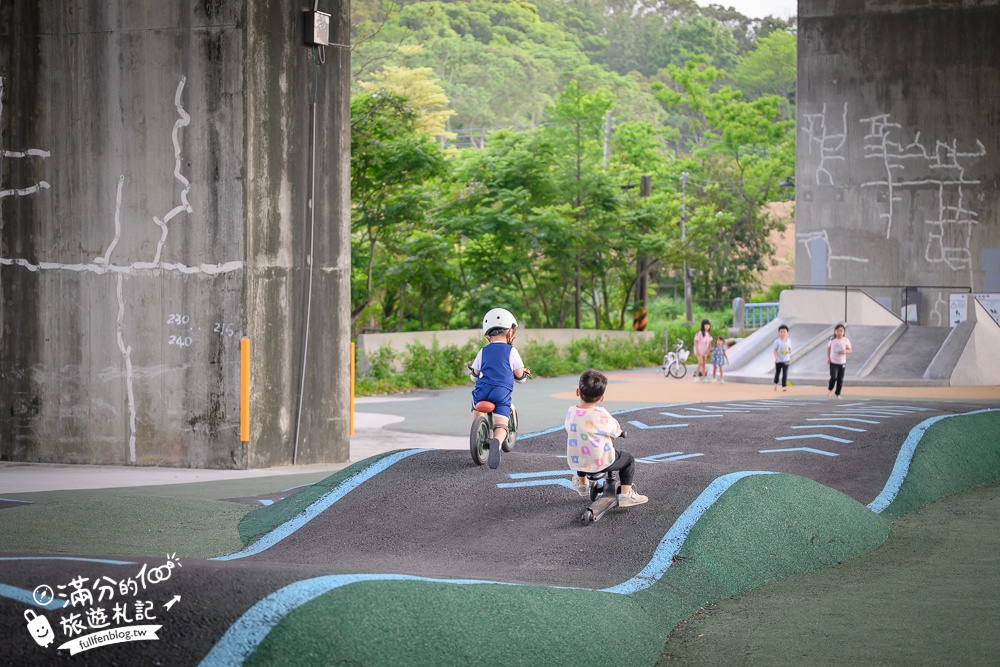新竹【風火輪公園】高架橋下的賽道樂園！免門票&免日曬雨淋又刺激,滑步車迷必訪