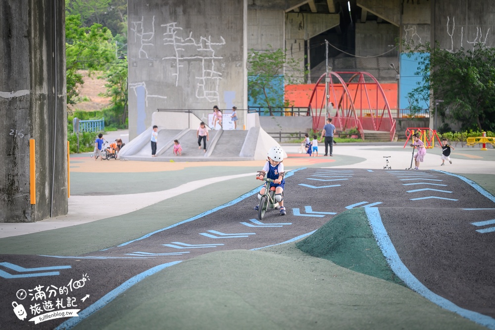 新竹【風火輪公園】高架橋下的賽道樂園！免門票&免日曬雨淋又刺激,滑步車迷必訪