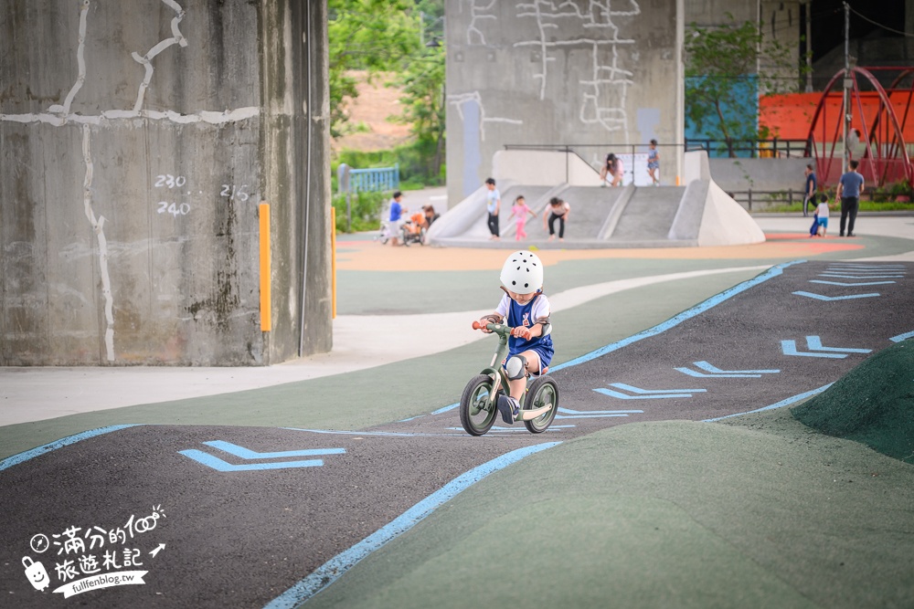 新竹【風火輪公園】高架橋下的賽道樂園！免門票&免日曬雨淋又刺激,滑步車迷必訪