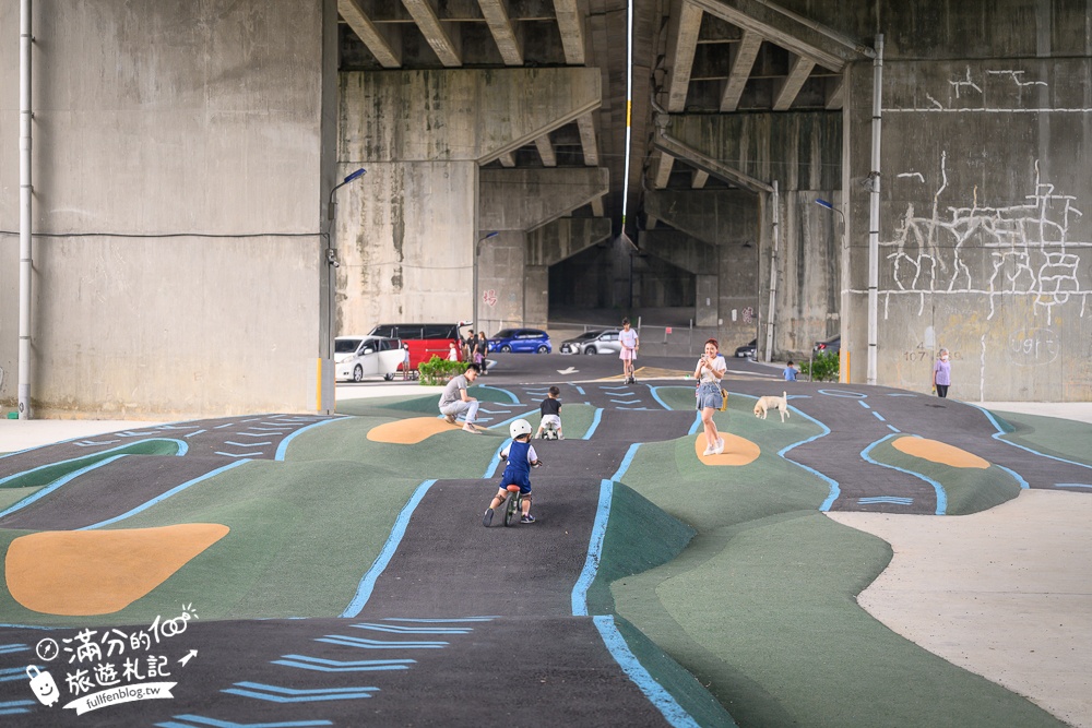 新竹【風火輪公園】高架橋下的賽道樂園！免門票&免日曬雨淋又刺激,滑步車迷必訪