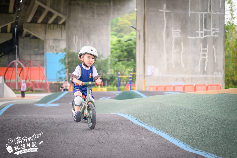 新竹【風火輪公園】高架橋下的賽道樂園！免門票&免日曬雨淋又刺激,滑步車迷必訪