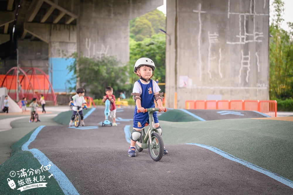 新竹【風火輪公園】高架橋下的賽道樂園！免門票&免日曬雨淋又刺激,滑步車迷必訪