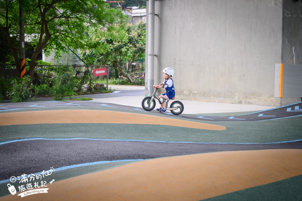 新竹【風火輪公園】高架橋下的賽道樂園！免門票&免日曬雨淋又刺激,滑步車迷必訪