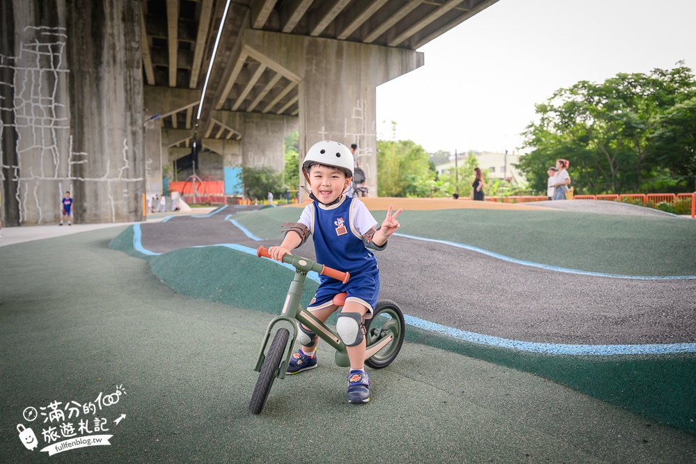 新竹【風火輪公園】高架橋下的賽道樂園！免門票&免日曬雨淋又刺激,滑步車迷必訪